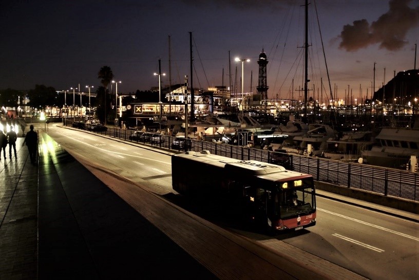 Imagen autobús nocturno en el puerto de Barcelona